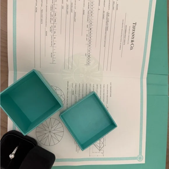 Tiffany & Co Diamond Engagement Ring .83Ct G/ VS2 Round, set in Platinum - Picture 5 of 6